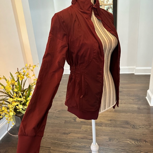 NWT Lululemon Sights Seen Jacket, Size 2, Burgundy - Picture 4 of 8